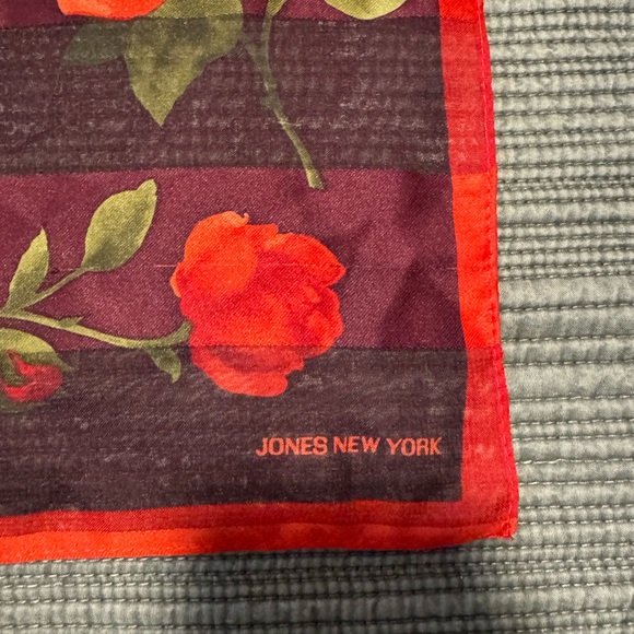 4 Vibrant Square Scarves - Picture 6 of 10